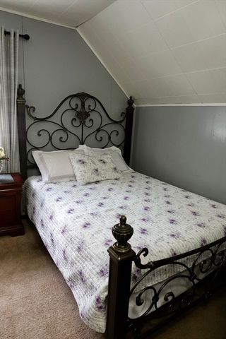 5 Vernon St, Holyoke, MA 01040