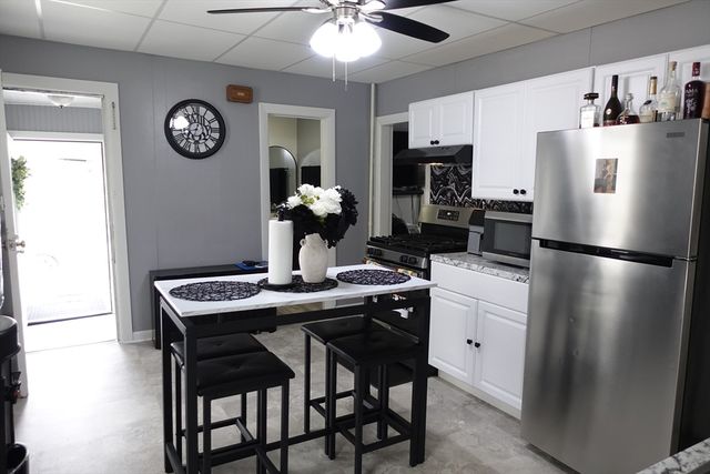 5 Vernon St, Holyoke, MA 01040