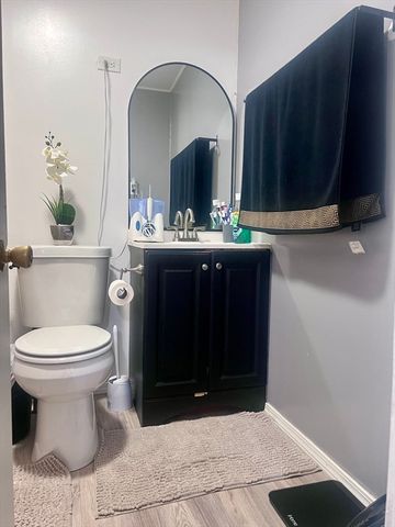 5 Vernon St, Holyoke, MA 01040