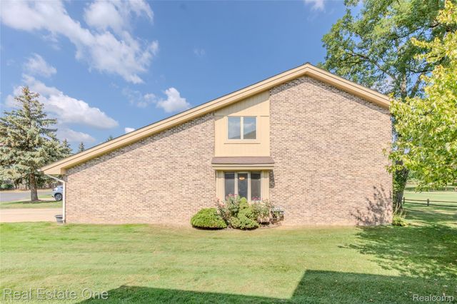 4575 Fairway Court, Waterford Charter Township, MI 48328