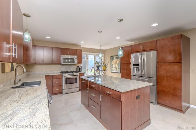 4575 Fairway Court, Waterford Charter Township, MI 48328