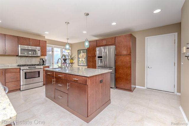 4575 Fairway Court, Waterford Charter Township, MI 48328