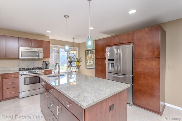 4575 Fairway Court, Waterford Charter Township, MI 48328