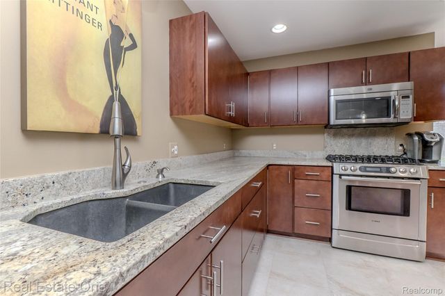 4575 Fairway Court, Waterford Charter Township, MI 48328