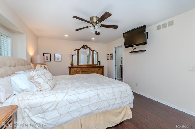 4575 Fairway Court, Waterford Charter Township, MI 48328