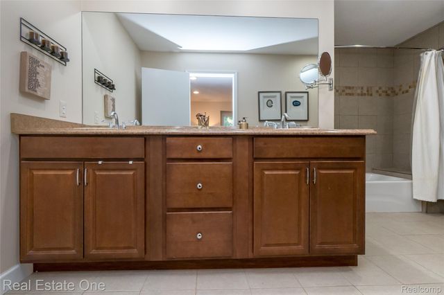 4575 Fairway Court, Waterford Charter Township, MI 48328