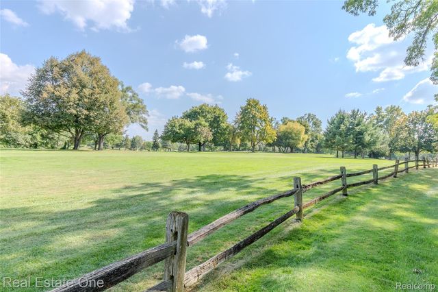 4575 Fairway Court, Waterford Charter Township, MI 48328
