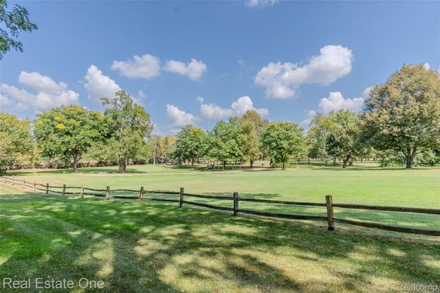 4575 Fairway Court, Waterford Charter Township, MI 48328