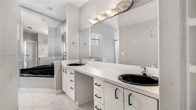 20820 San Simeon Way 24-G, Miami, FL 33179