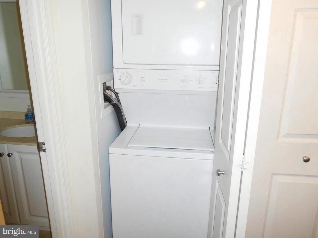 Image 3 of property listing at 10101 GROSVENOR PL #1613, Rockville, MD 20852