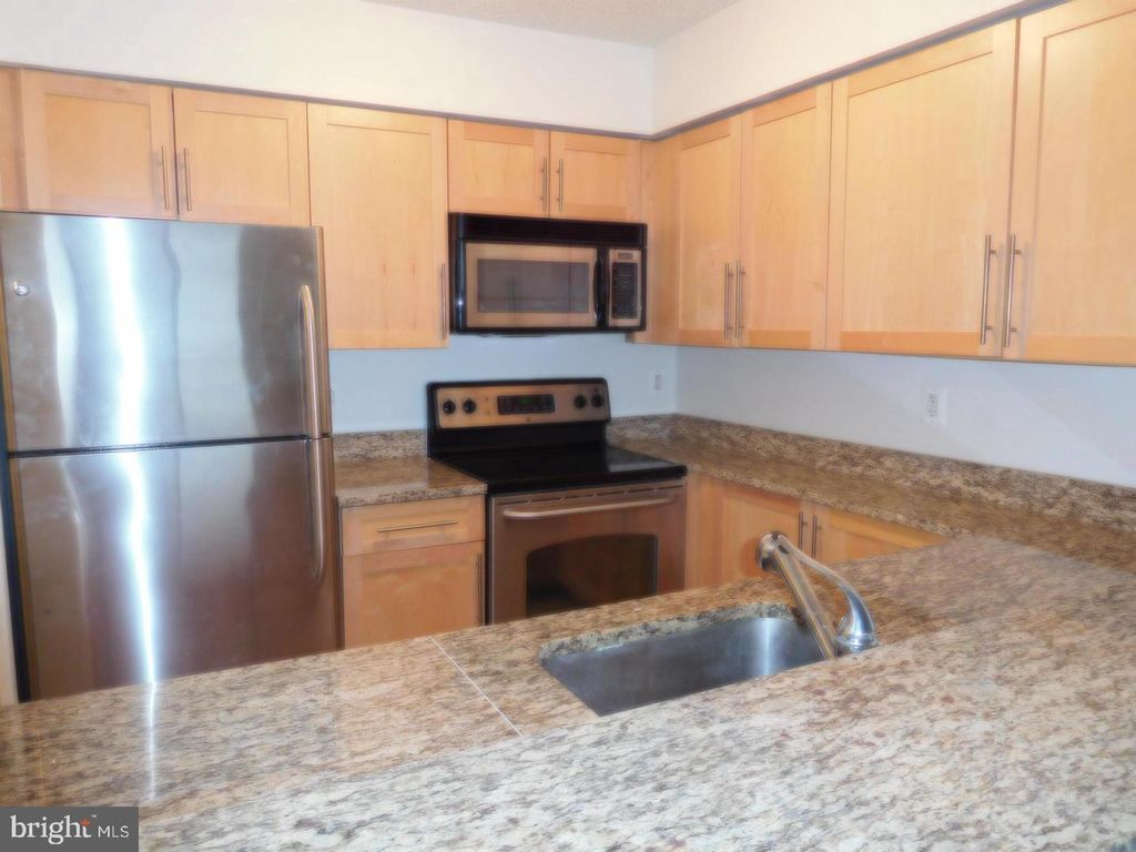 Image 5 of property listing at 10101 GROSVENOR PL #1613, Rockville, MD 20852