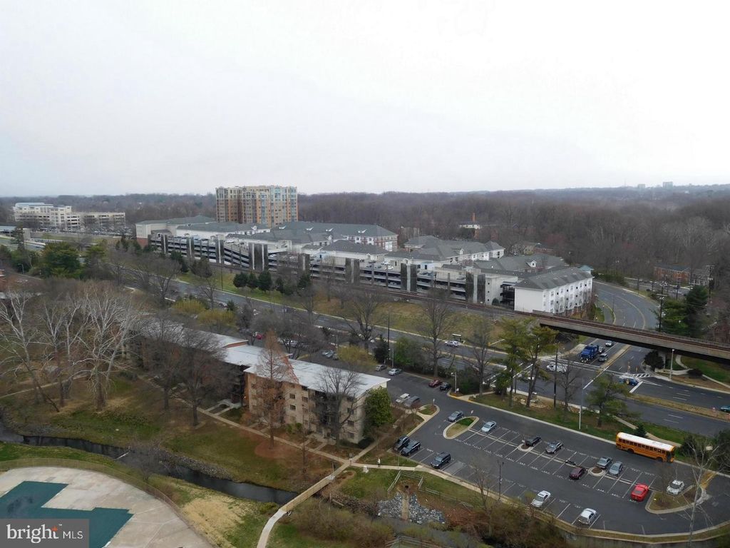 Image 6 of property listing at 10101 GROSVENOR PL #1613, Rockville, MD 20852