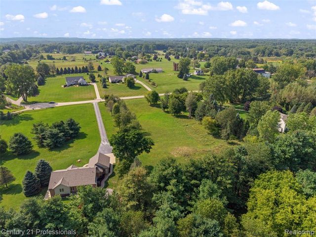 1920 Deer Run Lane, Leonard, MI 48367