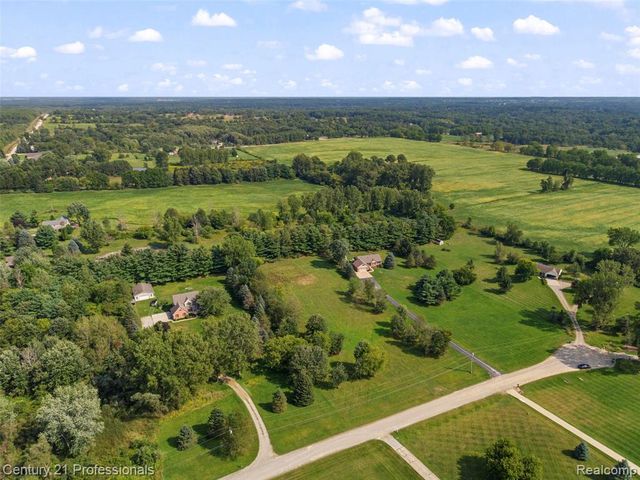 1920 Deer Run Lane, Leonard, MI 48367