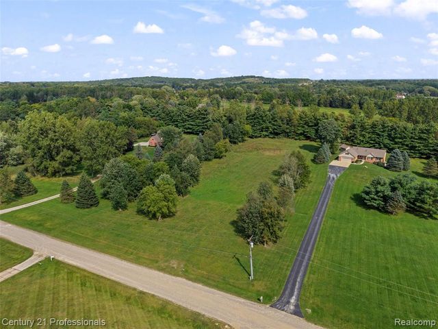 1920 Deer Run Lane, Leonard, MI 48367