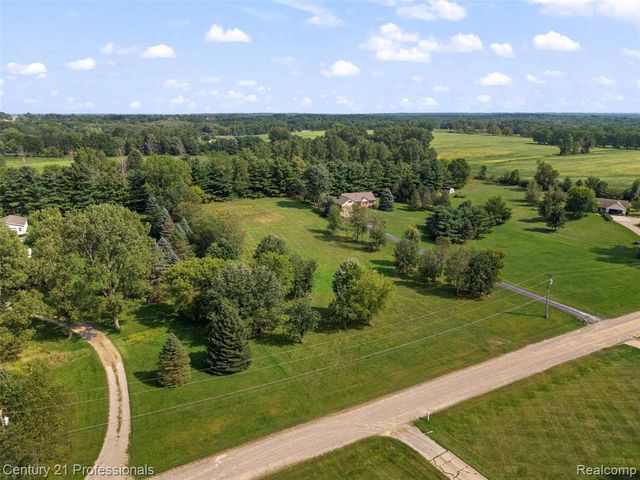 1920 Deer Run Lane, Leonard, MI 48367