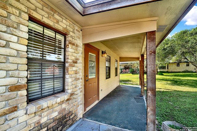 603 N Rachel St, Falls City, TX 78113