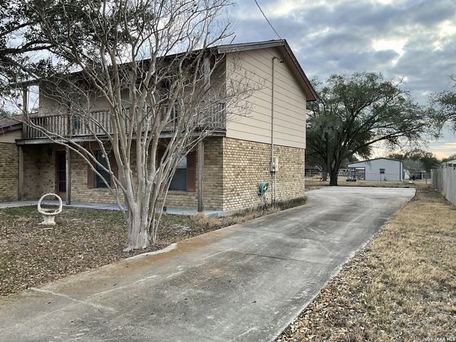 603 N Rachel St, Falls City, TX 78113