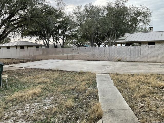 603 N Rachel St, Falls City, TX 78113