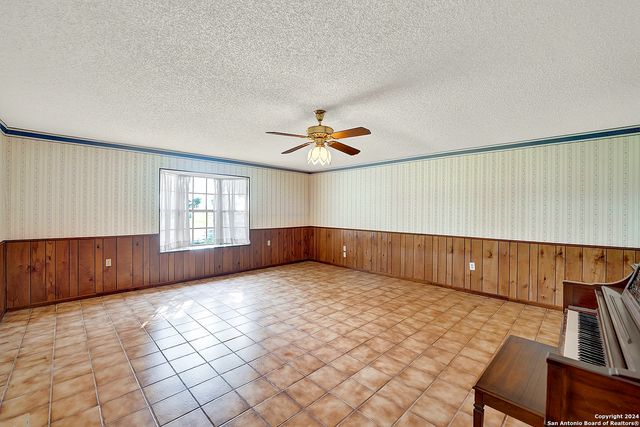 603 N Rachel St, Falls City, TX 78113