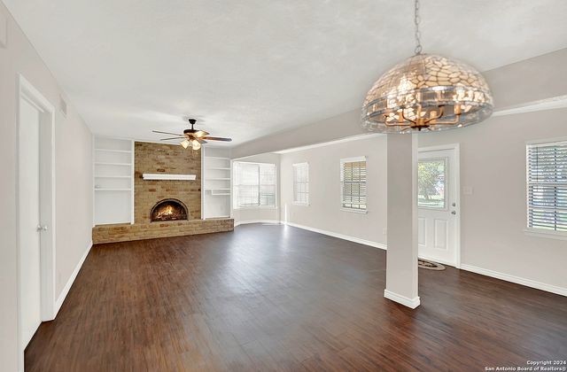 603 N Rachel St, Falls City, TX 78113