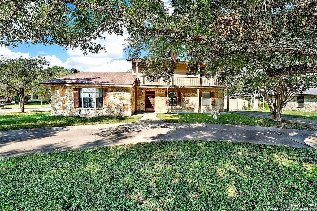 603 N Rachel St, Falls City, TX 78113