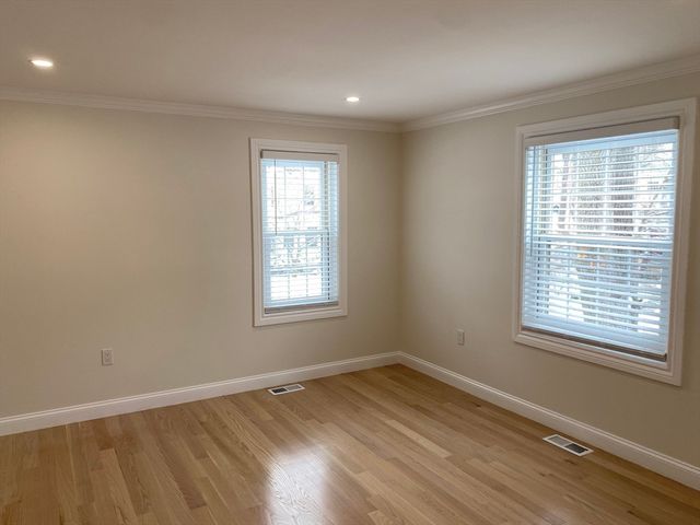 19 Oakland Avenue 19, Needham, MA 02492