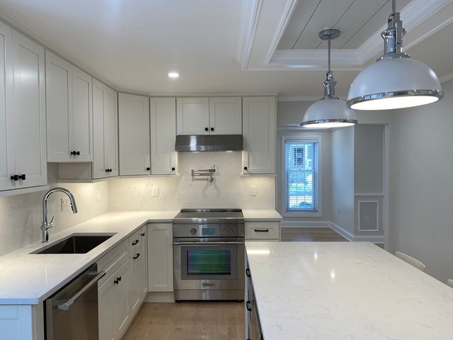 19 Oakland Avenue 19, Needham, MA 02492