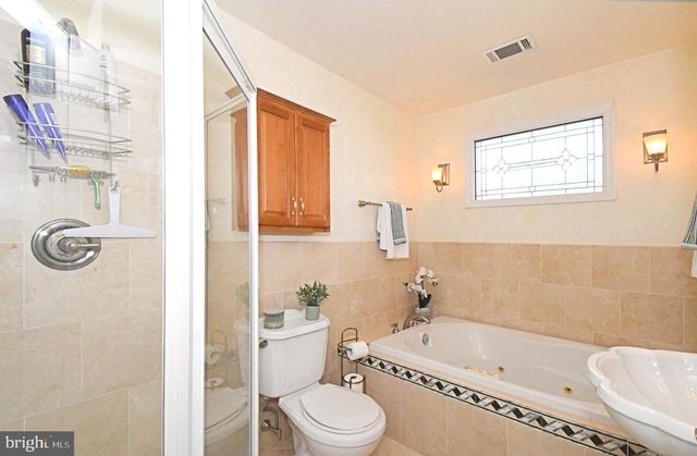 25 S LANCASTER LN, Newtown, PA 18940