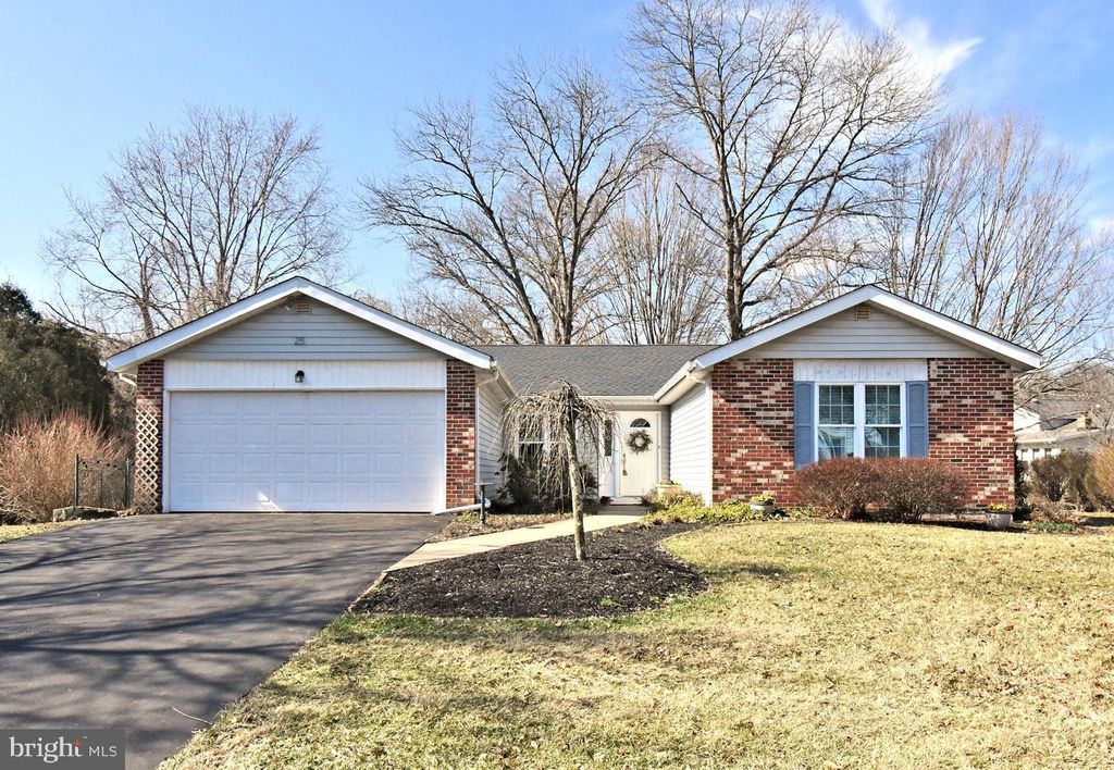 25 S LANCASTER LN, Newtown, PA 18940