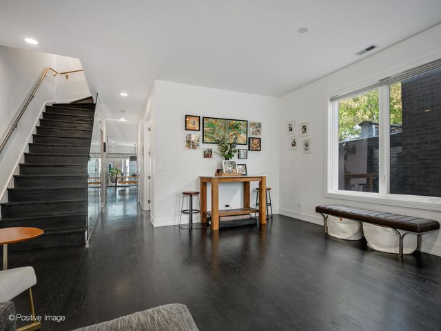 2922 N Sheffield Avenue 3, Chicago, IL 60657