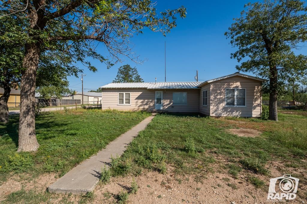 Image 1 of property listing at 18 8th St, Sterling City, TX 76951