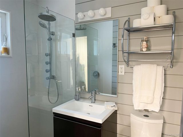 6 Long Lane, Hampton Bays, NY 11946