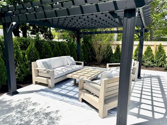 6 Long Lane, Hampton Bays, NY 11946