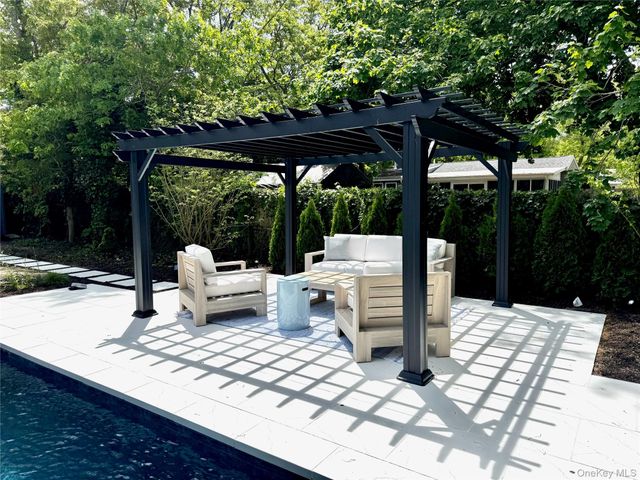 6 Long Lane, Hampton Bays, NY 11946