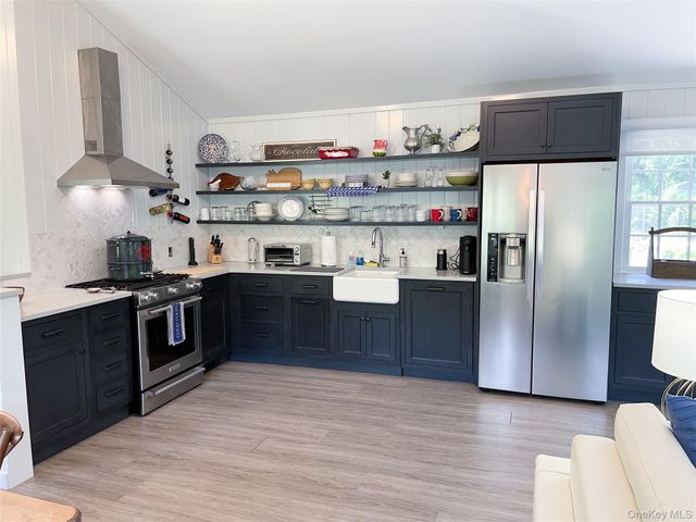 6 Long Lane, Hampton Bays, NY 11946