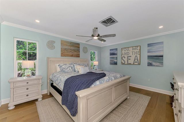 307 AVENIDA DE PARADISIO, Sarasota, FL 34242