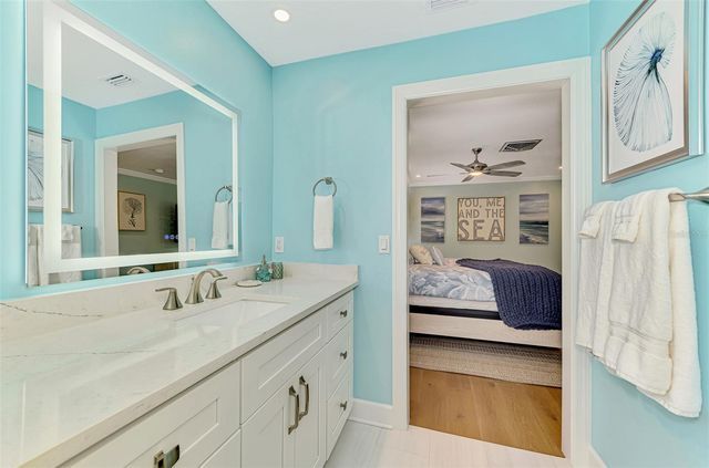 307 AVENIDA DE PARADISIO, Sarasota, FL 34242