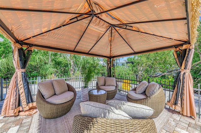 307 AVENIDA DE PARADISIO, Sarasota, FL 34242