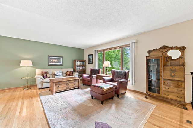 8033 Dakota Lane, Chanhassen, MN 55317