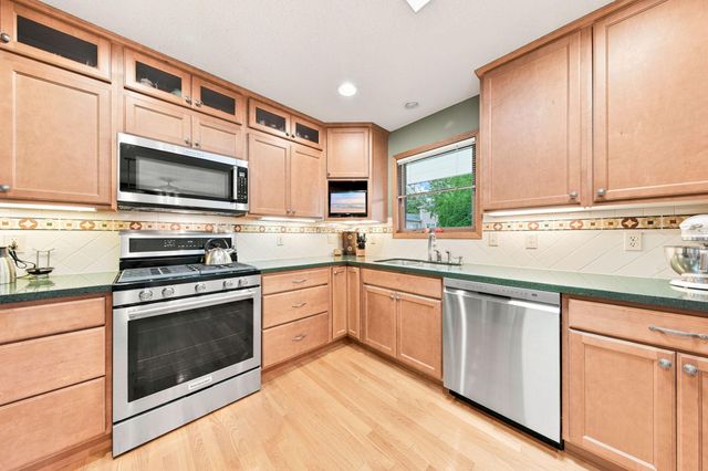 8033 Dakota Lane, Chanhassen, MN 55317