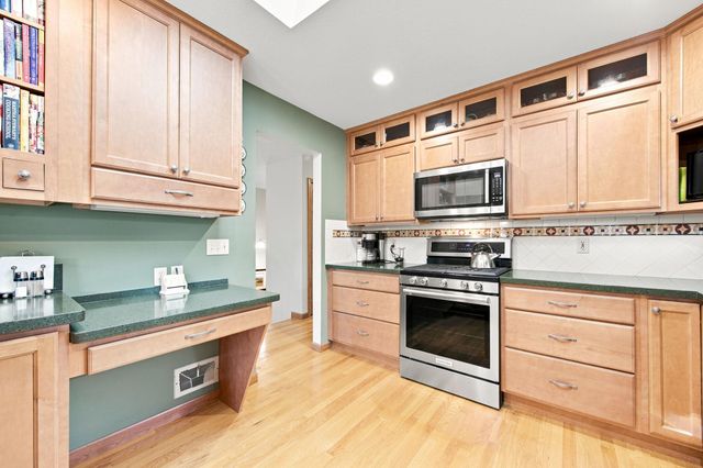 8033 Dakota Lane, Chanhassen, MN 55317