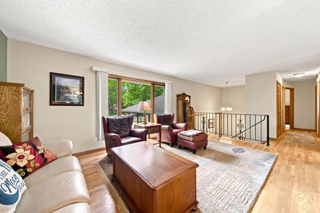 8033 Dakota Lane, Chanhassen, MN 55317