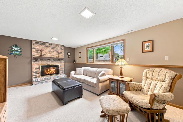 8033 Dakota Lane, Chanhassen, MN 55317
