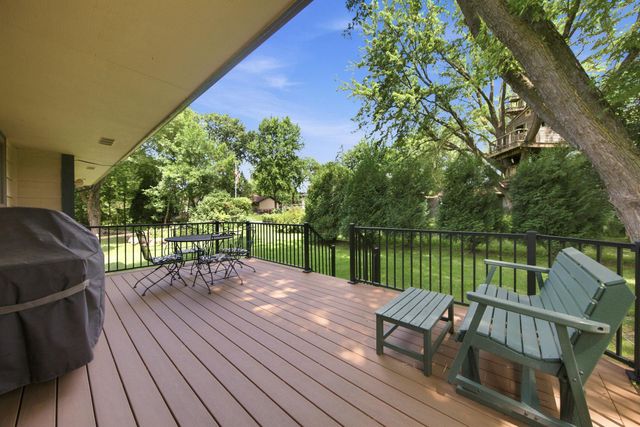 8033 Dakota Lane, Chanhassen, MN 55317