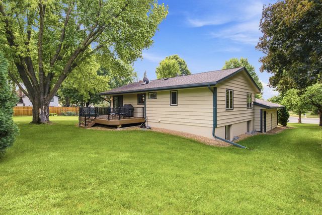 8033 Dakota Lane, Chanhassen, MN 55317