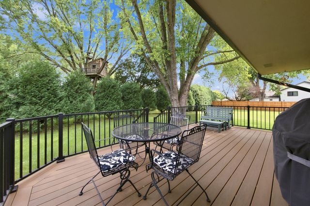 8033 Dakota Lane, Chanhassen, MN 55317
