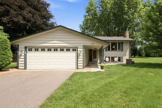 8033 Dakota Lane, Chanhassen, MN 55317