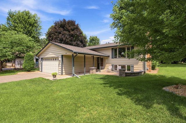 8033 Dakota Lane, Chanhassen, MN 55317