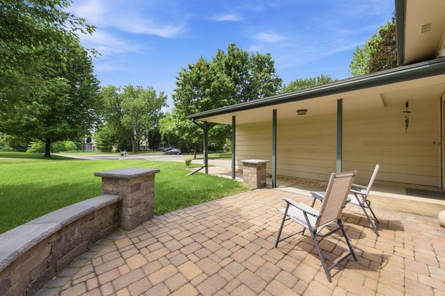 8033 Dakota Lane, Chanhassen, MN 55317